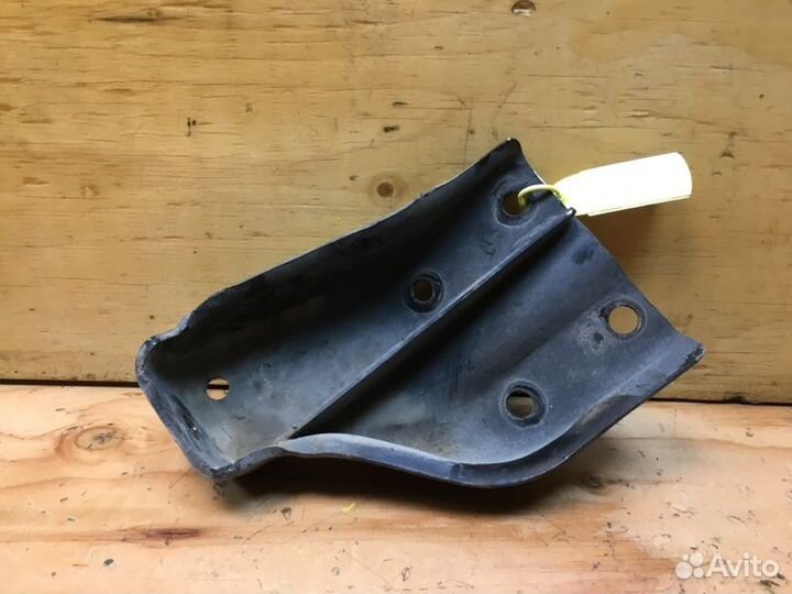 Кронштейн передний правый Nissan Laurel HC35