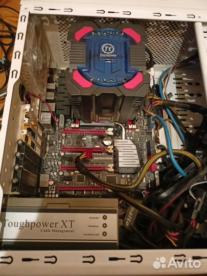 Игровой компьютер с монитором и клавиатурой