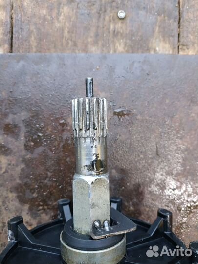 Гусеница и ведущий вал со звездами тайга 500 бу