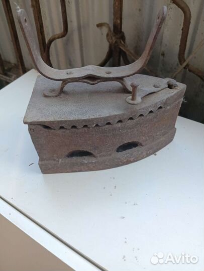 Старинный угольный утюг