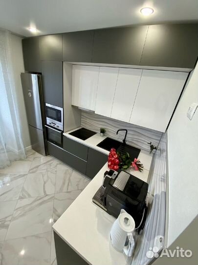 Угловая кухня под потолок на заказ в Омске