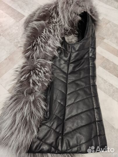 Жилет из натуральной кожи с мехом чернобурки