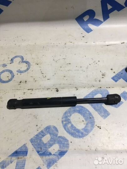 Амортизатор стекла багажника porsche cayenne S 957