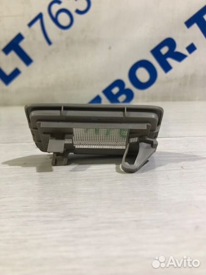 Плафон салонный левый toyota corolla E150 1.6 мт с