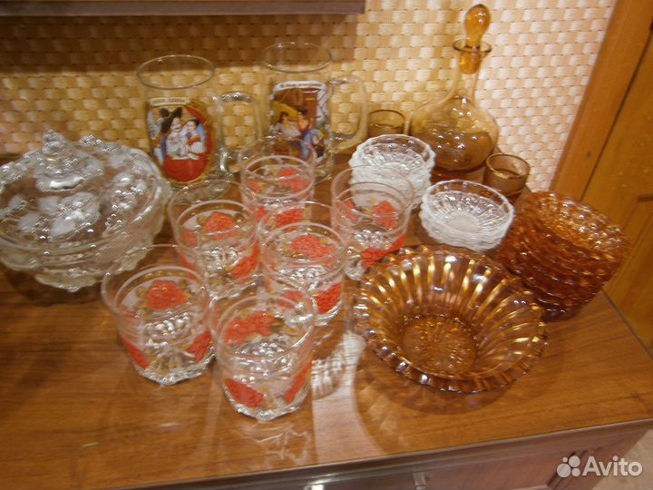 Графины вазы розетки сувениры из цветного стекла