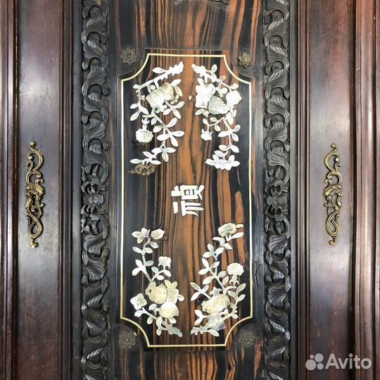 Антикварный шкаф