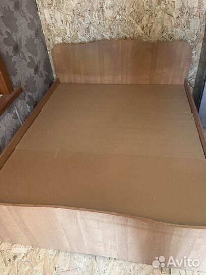 Двуспальная кровать