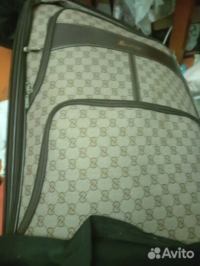 Чемодан с вещами