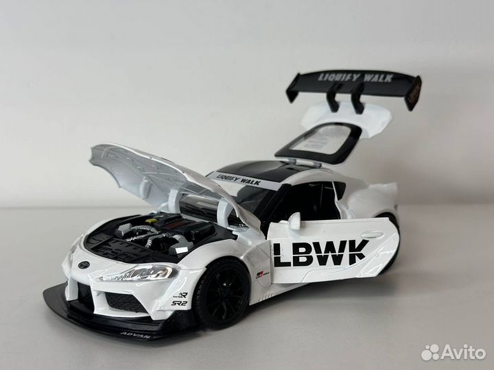 Машинка металлическая toyota supra 1:24