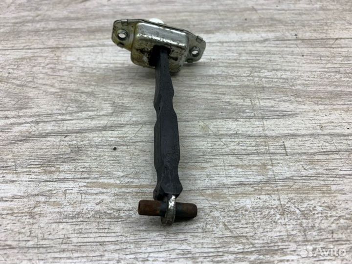 Ограничитель двери передний правый Suzuki Swift