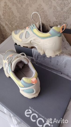 Кроссовки женские