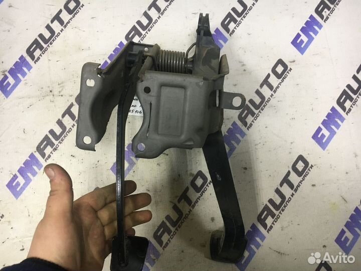 Блок педалей Рено Логан