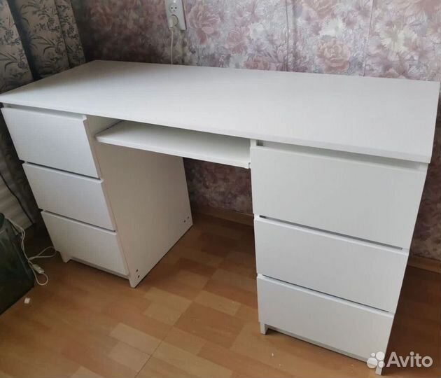 Письменный стол белый