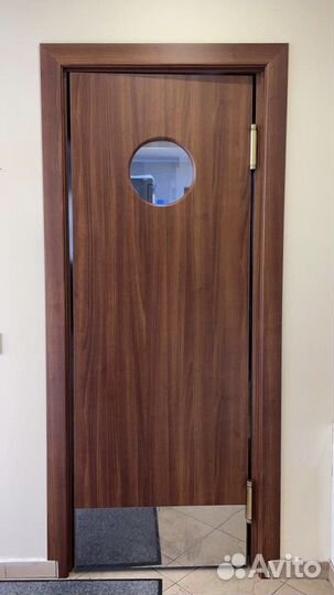 Дверь для кафе маятниковая под дерево