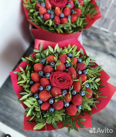 Букет из клубники и цветов
