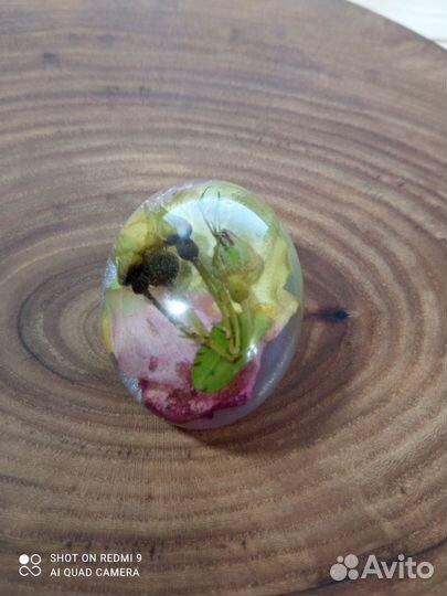 Брошь из эпоксидной смолы с сухоцветами