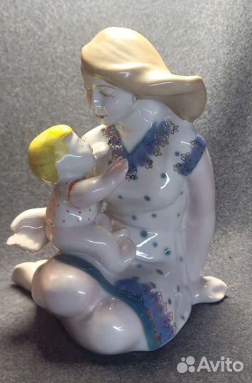 Фарфоровая статуэтка 