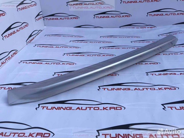 Спойлер под стекло Toyota Land Cruiser 200 E1087