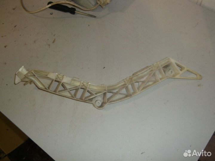 Направляющая заднего бампера правая (Mazda 3)