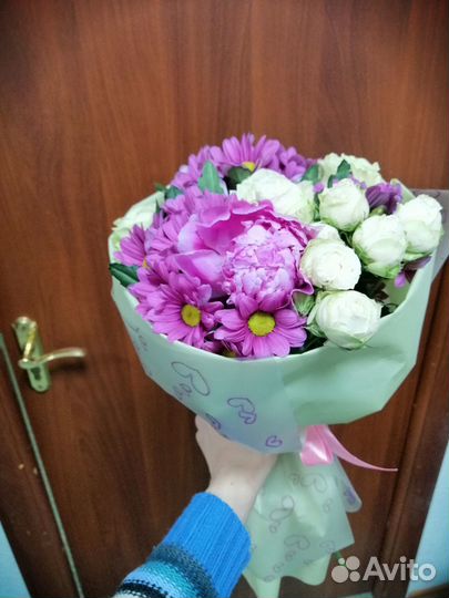 Букеты из цветов пионов, роз