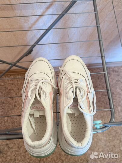 Женские кроссовки