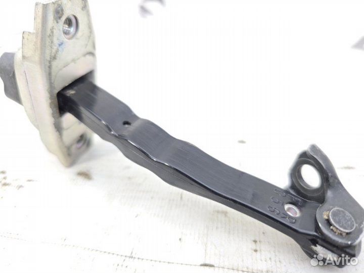 Ограничитель двери передний левый Toyota Camry 50