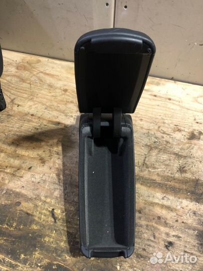 Подлокотник Audi A4 8EC AUK 2004-2008