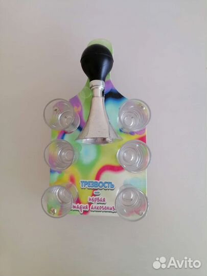 Стопки с клаксоном на подносе новый