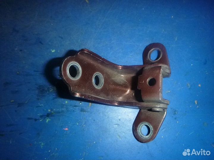 Петля двери задней левой нижняя hyundai IX35 2010