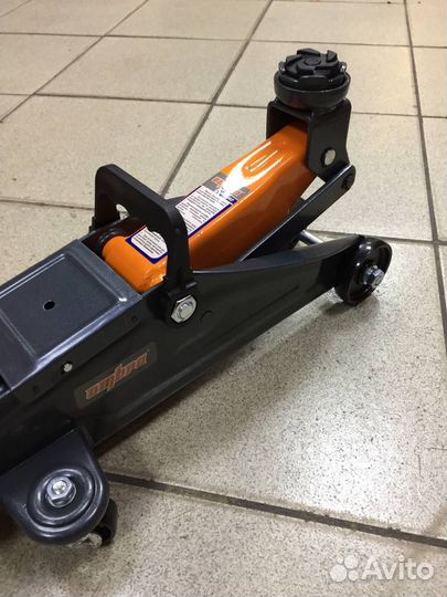 Домкрат подкатной 2.5 т. Ombra с фиксатором в кейс