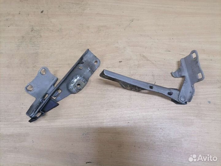 Петли капота Nissan Maxima A33