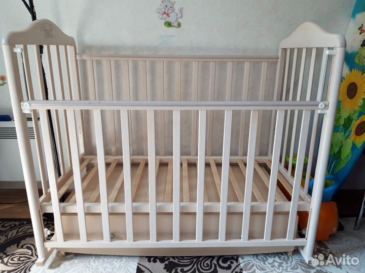 Детская кроватка с маятником