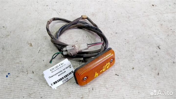 Повторитель на крыло желтый Mazda 626 GD 87-92г