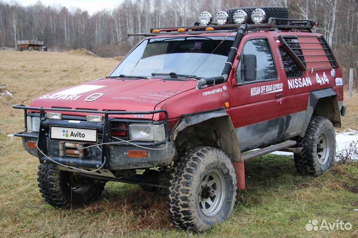 Nissan Terrano 3.0 МТ, 1992, битый, 300 000 км
