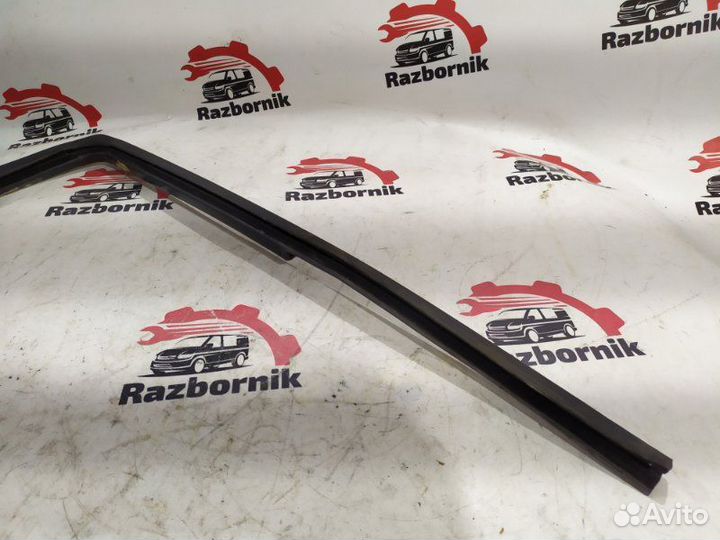 Уплотнитель стекла двери передний правый Mercedes