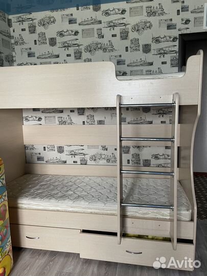 Двухъярусная кровать с ящиками для хранения вещей