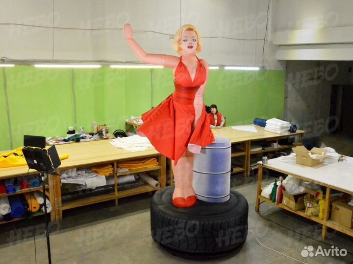 Зазывала — Надувная Мэрилин Монро с машущей рукой