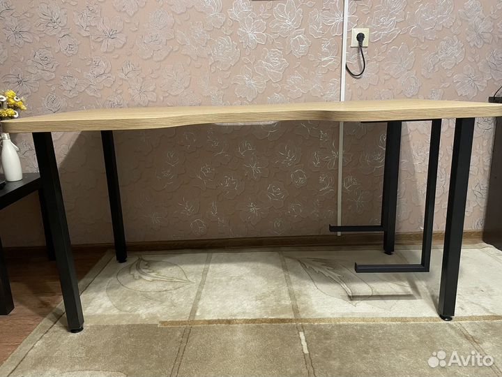 Компьютерный стол; стол для геймеров