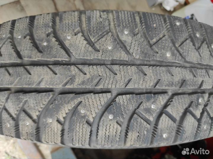 Bridgestone Ice Cruiser 7000 215/65 R16 98H