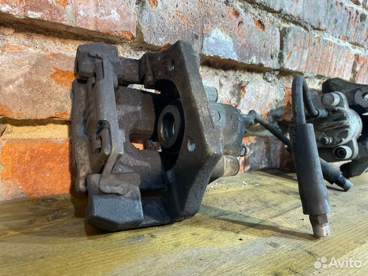 Суппорт тормозной передний Bmw 3 E91 N43B20 2011