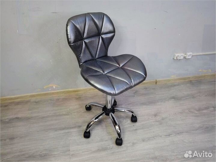 Стулья для мастера маникюра и педикюра