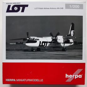 Модель самолета ан-24В LOT Polish Airlines 1:200