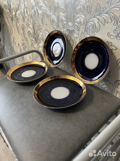 Фарфоровые блюдца 