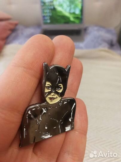 Коллекционный значок пин женщина-кошка