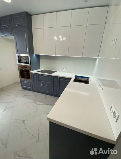 Кухонный гарнитур в стиле хай тек