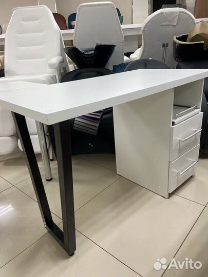 Маникюрный стол