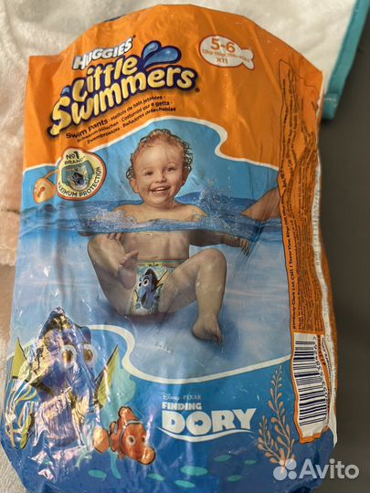 Халат для малыша и памперсы для бассейна
