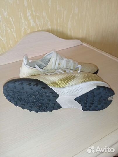 Футбольные бутсы adidas