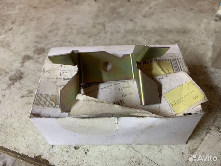 Кронштейн правой фары BMW E30