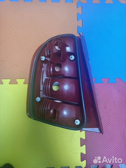 Фoнaрь пpaвый зaдний в крыло Шкода Фабия 1